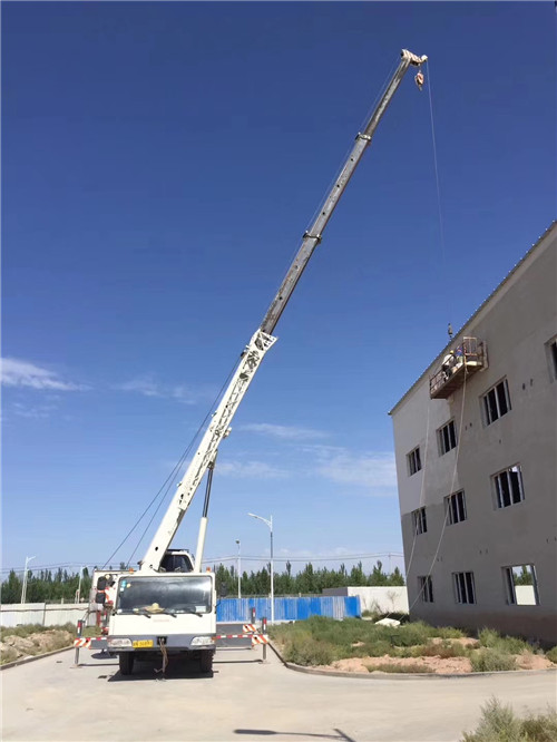 府谷县“轻装强干”—— 吊车的 “轻量化臂架” 技术